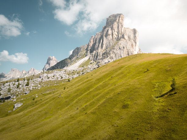 晴朗的日子里，白云密布，帕索焦山的壮丽景色。美丽的大自然，新鲜的空气。白云岩中的拉古塞拉山脉提供了壮观的景色图片下载