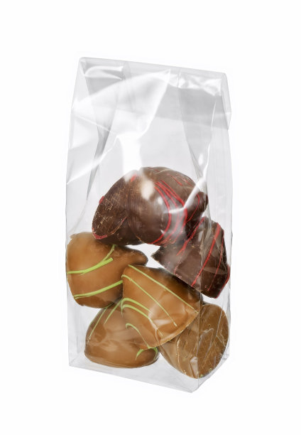 奢侈的巧克力在白色的塑料袋里隔离图片下载