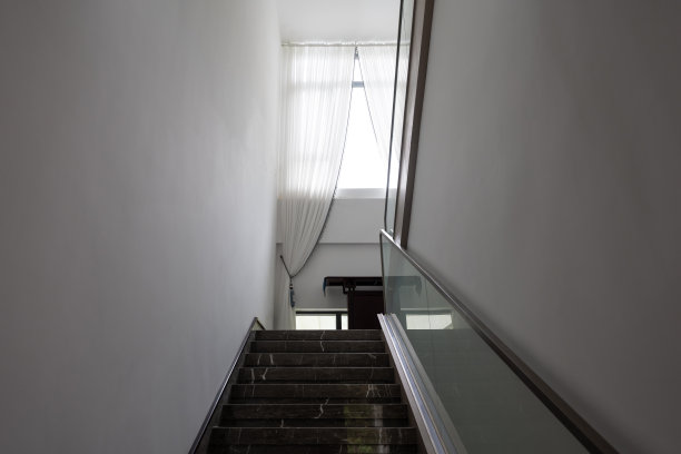 楼梯的窗户和白色的窗帘图片下载