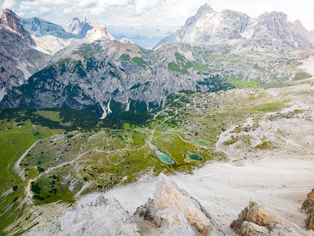 空中拍摄的湖泊在白云石，意大利阿尔卑斯山，惊人的山脉和自然Tre Cime国家公园图片下载