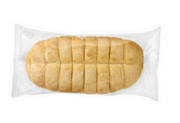 奶油面包在保鲜膜上孤立在白色图片下载