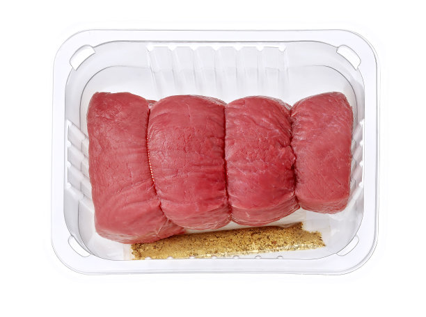牛肉卷与香草在塑料托盘孤立在白色图片下载