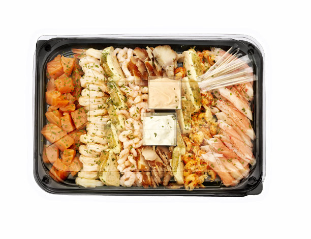 塑料托盘上有各种各样的小吃，鱼和肉。孤立在白色图片下载