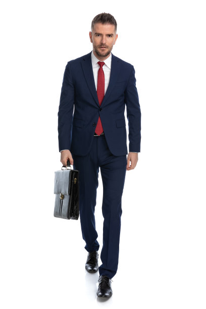 商人走路的眼神中带着一种强硬的态度图片下载