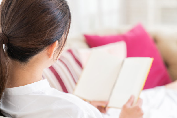 有吸引力的亚洲女人看书，背影图片下载