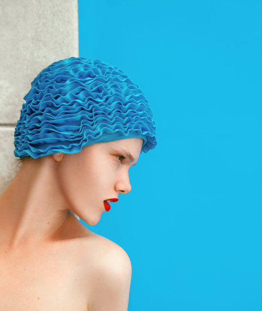 水边戴泳池帽的美女肖像。夏日、游泳、养生、休闲、旅游理念图片下载