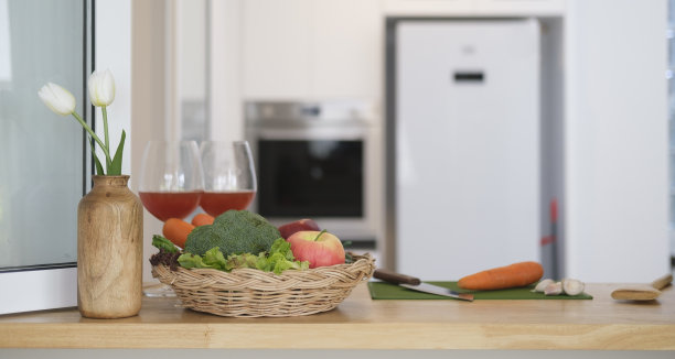 篮子里放着新鲜蔬菜，准备做健康的沙拉。节食，健康的生活方式理念。图片下载