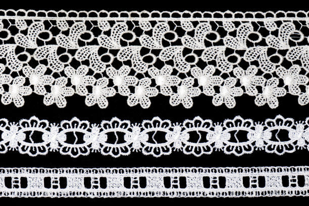 设置白色花边与花孤立在黑色背景水平图片下载