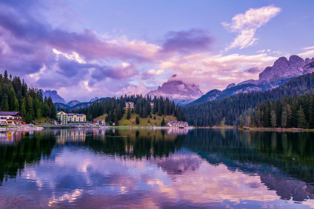 在美丽的日落期间，米苏拉纳湖和山脉的自然风光令人惊叹。位置:米苏拉纳湖，白云石阿尔卑斯山，南蒂罗尔，意大利，欧洲。艺术照片。美丽的世界。自然景观。图片下载