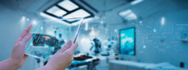 医生工作采用平板电脑，数字医疗技术，系统分析网络连接全息图虚拟屏幕界面，在线体检分析报告，横幅全景标头图片下载