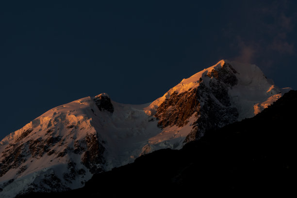 雪山上美丽的日出和晨光图片下载