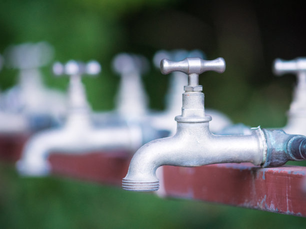 大自然背景中的黄铜水龙头。图片下载