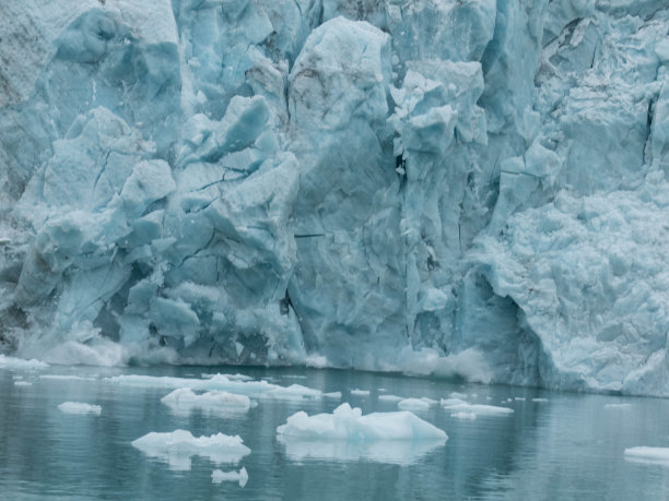 萨马林布林冰川的壮观景象。进入挪威斯匹次卑尔根岛的霍恩松峡湾图片下载