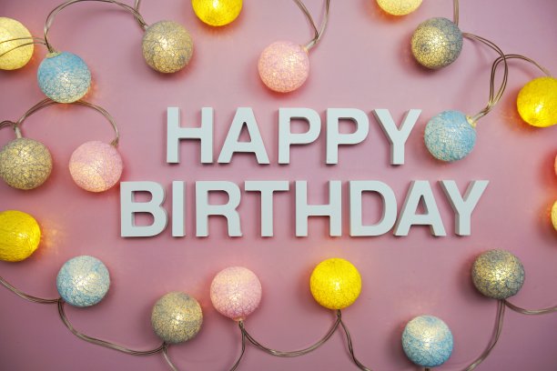 生日快乐字母在粉红色的背景图片下载