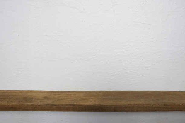 家装配件木架子放在白色的混凝土墙上图片下载