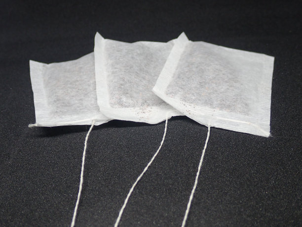 三个独立的黑色背景茶包图片下载