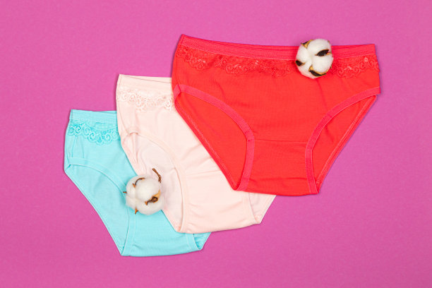 童装，童装，童装，童装。柔软布料的儿童衣服。女孩的内裤。一套儿童内裤。从以上观点。套内衣。内衣集。图片下载