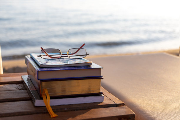 书籍和海滩图片下载