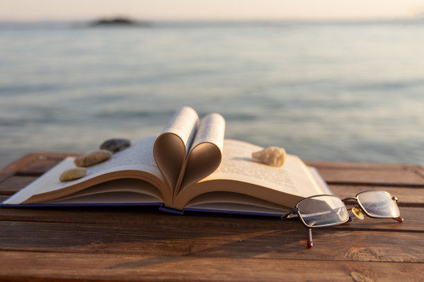 书籍和海滩图片下载