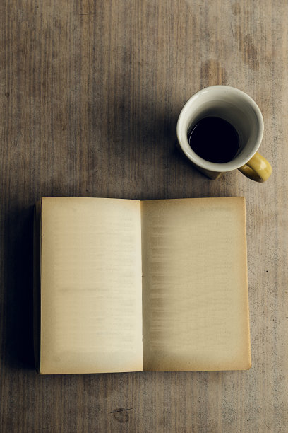 一本翻开的空白页和一杯咖啡。忧郁的图片下载