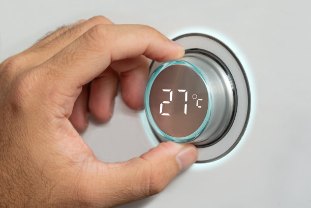 将空调温度限制在27度。节约能源。由于天然气短缺而限制和限制用电图片下载