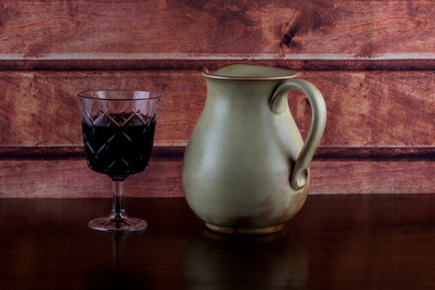 酒壶和玻璃杯的红酒在抛光的木架子上图片下载