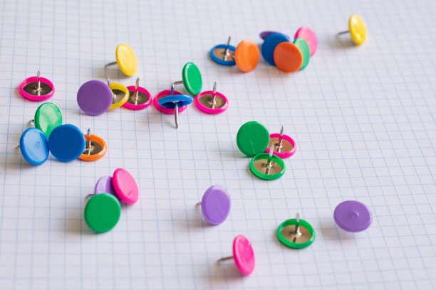 一组彩色大头针在笔记本上图片下载