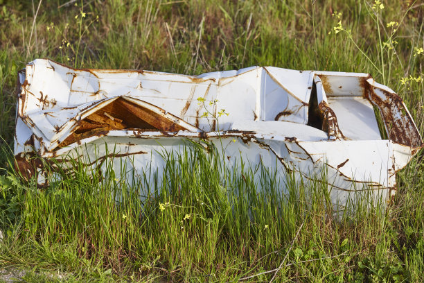 野外的垃圾。环境污染。破坏公物图片下载