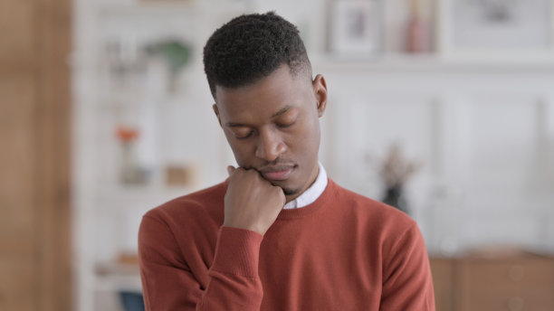 昏昏欲睡的非洲商人打盹的肖像图片下载