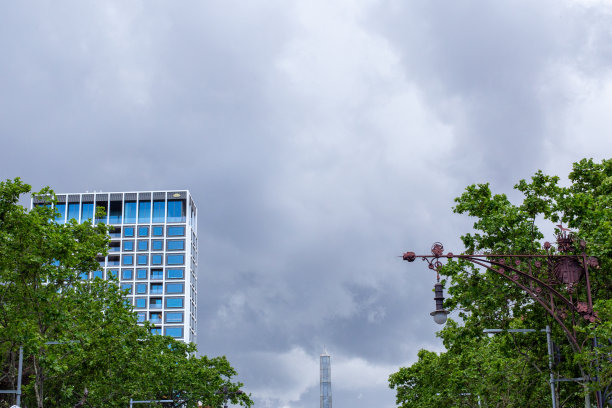 巴塞罗那的特色建筑在一个阴天的城市散步图片下载