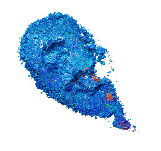 破碎的黑色眼影孤立在白色背景图片下载