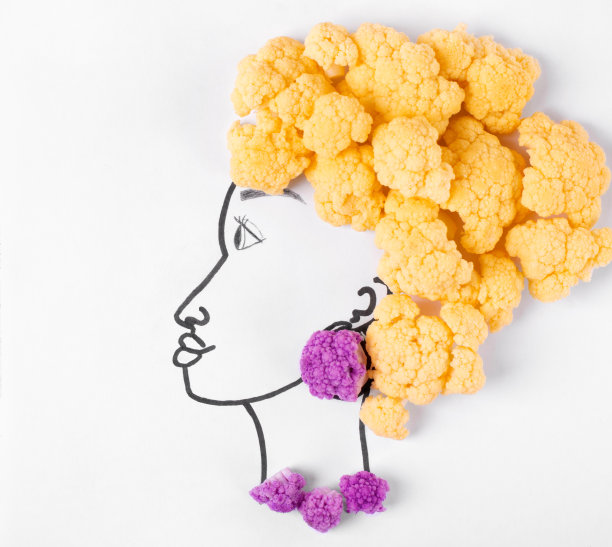 用黄色和紫色花椰菜装饰的非洲裔美国妇女的手绘画图片下载