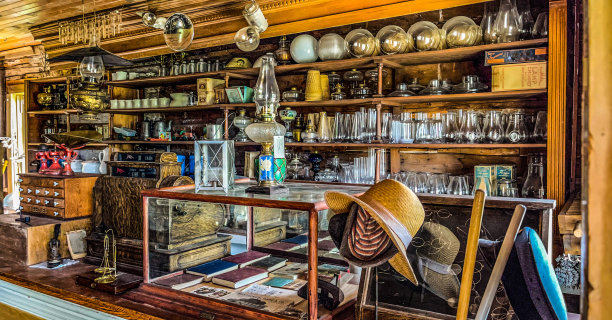 蒙大拿州内华达市重建的一个干货商店的内部图片下载