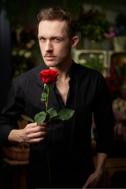 准备约会的大男子气概配上红玫瑰，竖拍图片下载