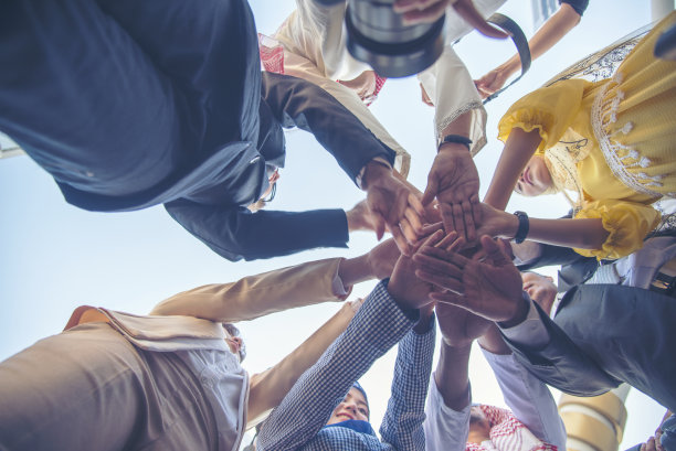 多元的多民族伙伴手在一起，多种族的团队会议，携手在一起。多元化的人们携手，授权伙伴关系团队，连接志愿者社区图片下载