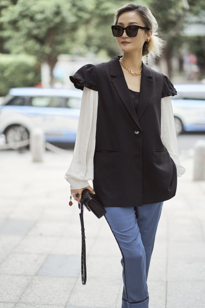 时尚的亚洲美女走在街上图片下载