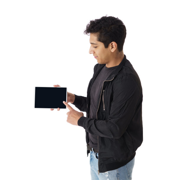 展示数码平板电脑屏幕的年轻人图片下载