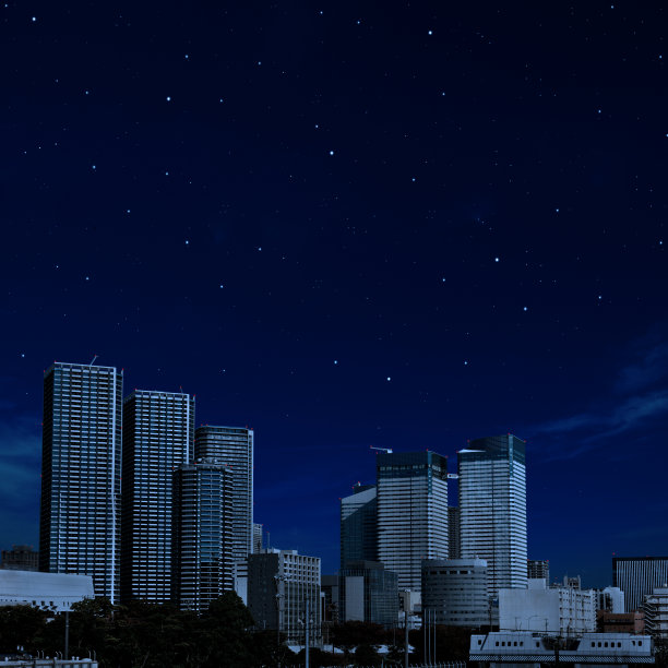 摩天大楼上方的天空中闪烁着许多星星图片下载
