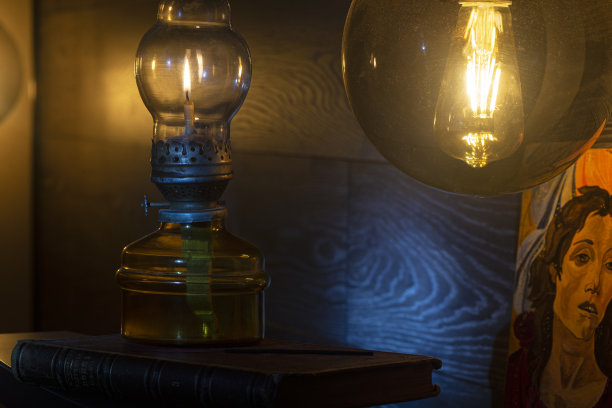 灯，灯，书，室内的光。图片下载