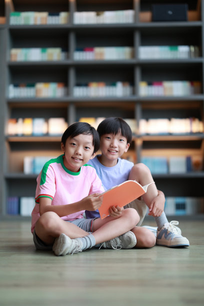 男孩正在读书图片下载