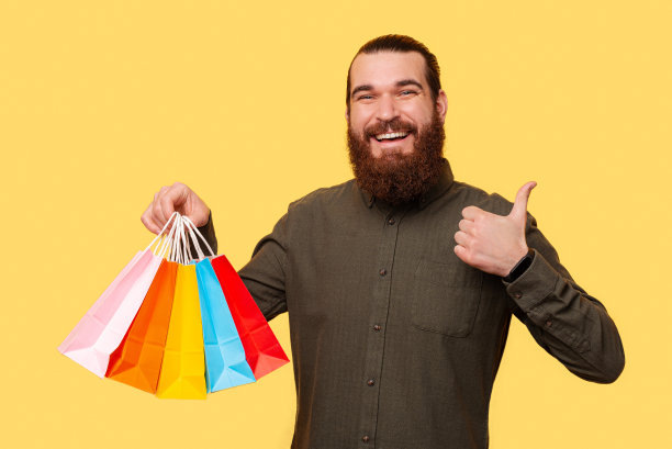 一个男人拿着一些购物袋的照片图片下载