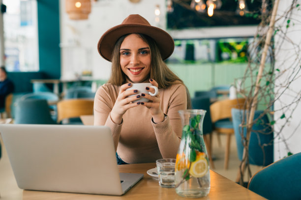 女人在自助餐厅图片下载