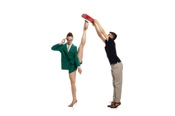 成就,挑战。商业伙伴在白色背景下开会。同事、学生和他们的关系。图片下载