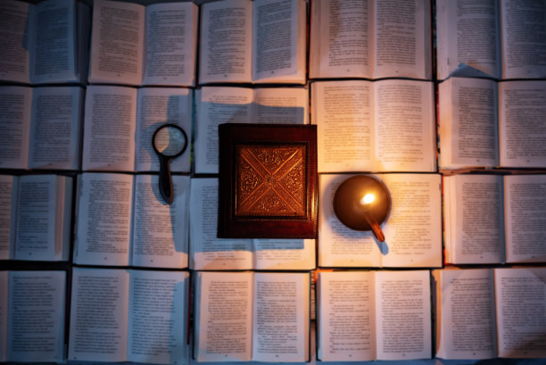 燃烧的蜡烛，一本神奇的书的背景书图片下载