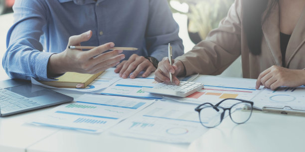 金融业务团队到场。商务人士手里拿着金融统计资料照片、讨论、分析报告数据的图表。财政金融的概念图片下载
