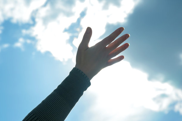 举起女人的手，迎着阳光的天空图片下载