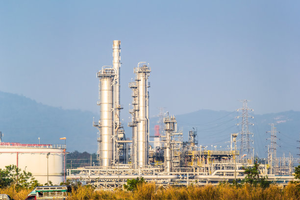 石油天然气精炼厂或石化厂。图片下载
