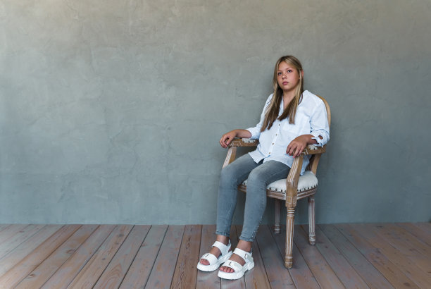 一个小女孩坐在一把轻便的椅子上图片下载