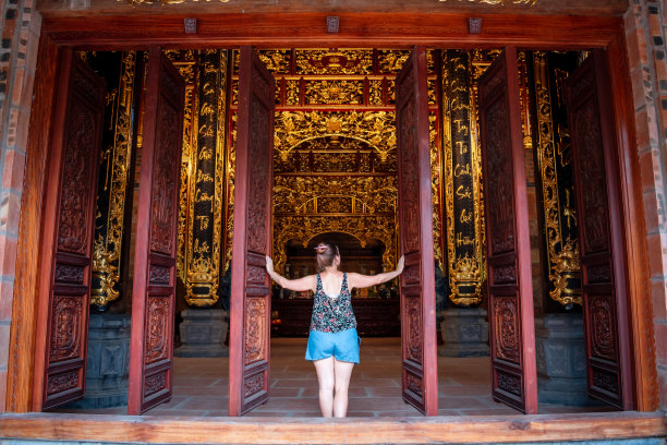 年轻的游客在越南一座寺庙门口。图片下载