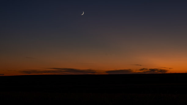 草原上的月亮图片下载
